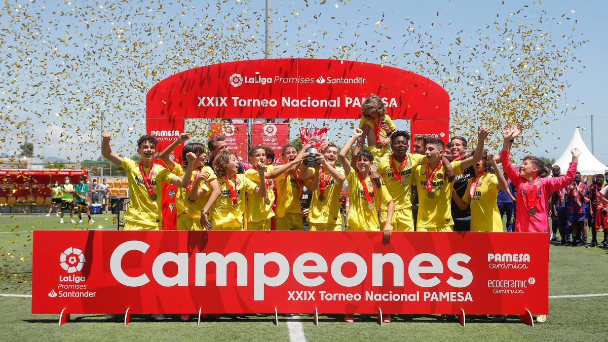 Los jóvenes jugadores del Villarreal celebran su triunfo.