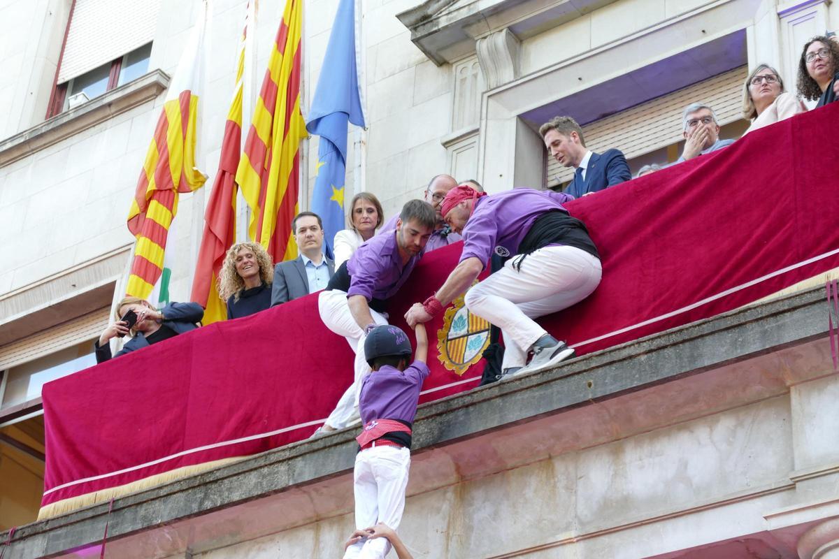 EN IMATGES | Les diferents generacions de la Colla Castellera de Figueres protagonitzen el pregó de Santa Creu