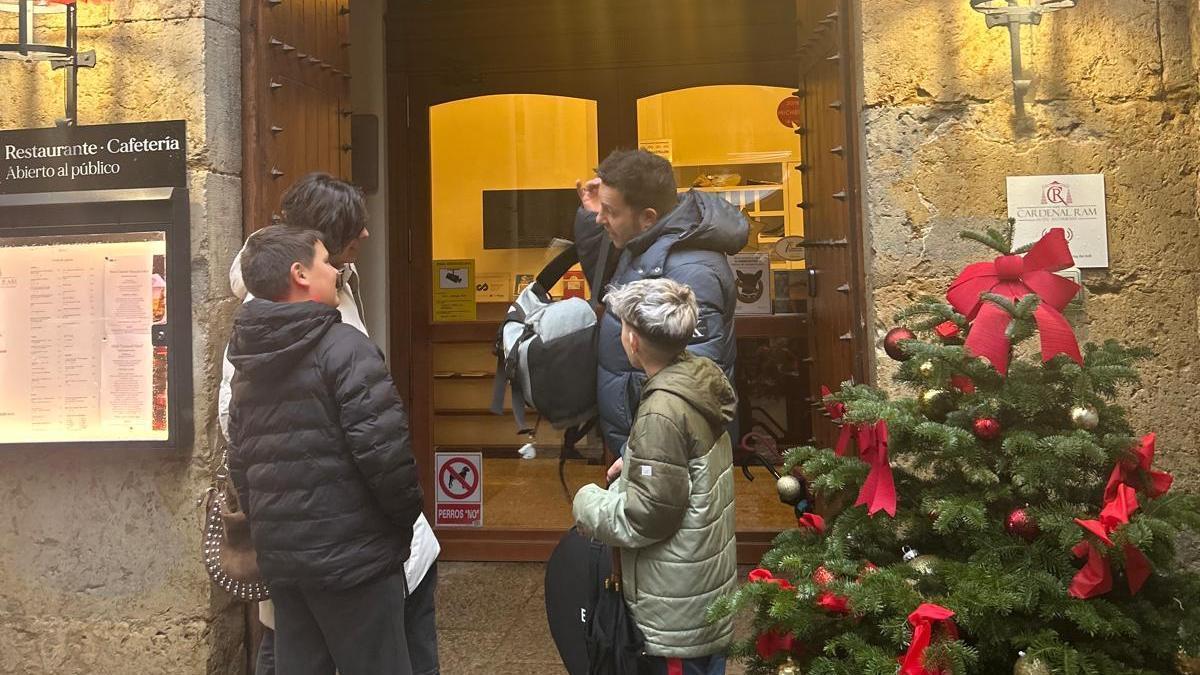 Una pareja con sus hijos, en la puerta del hotel Cardenal Ram de Morella para pasar la Nochevieja.