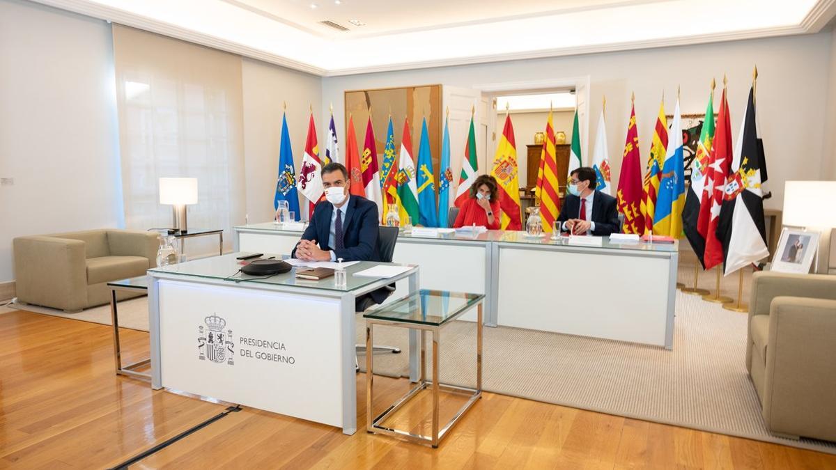 El presidente del Gobierno, Pedro Sánchez, con los ministros de Política Territorial, Carolina Darias; Hacienda, María Jesús Montero, y Sanidad, Salvador Illa, este 4 de septiembre de 2020 en el palacio de la Moncloa, en la XXII Conferencia de Presid