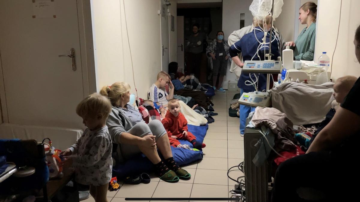 Los pacientes del hospital infantil de Ohmatdyt se refugian en los pasillos.