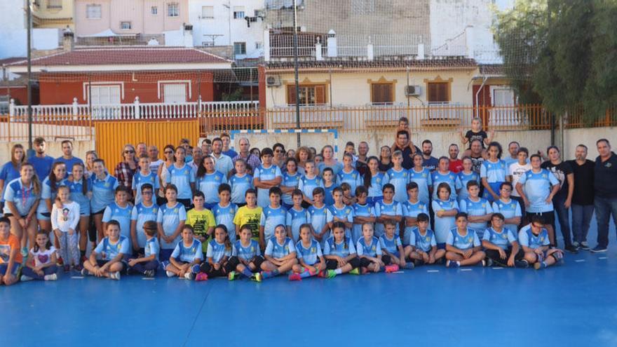 Varios de los equipos del club Málaga Norte de balonmano, con directivos y padres, en el Centro Ciudadano María Zambrano.