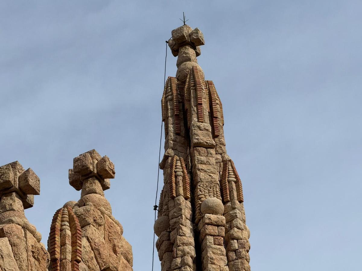 Detalle de la torre donde se observa una de las grietas.