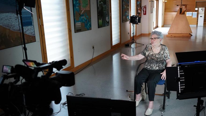 La testimoni Josefa Tarrés al rodatge al Pavelló de Suècia de Berga