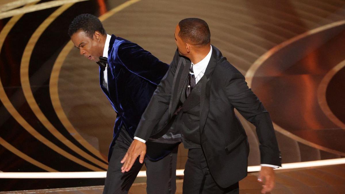 Will Smith dona un cop de puny a Chris Rock a la gala dels Oscars