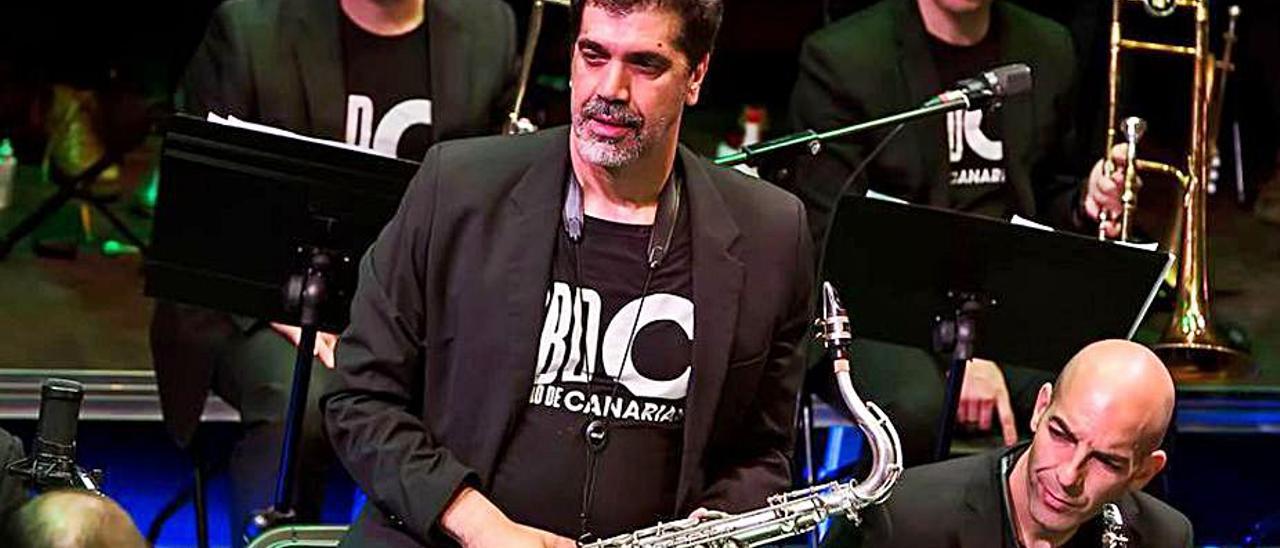 Kike Perdomo en una actuación anterior de la Big Band de Canarias.