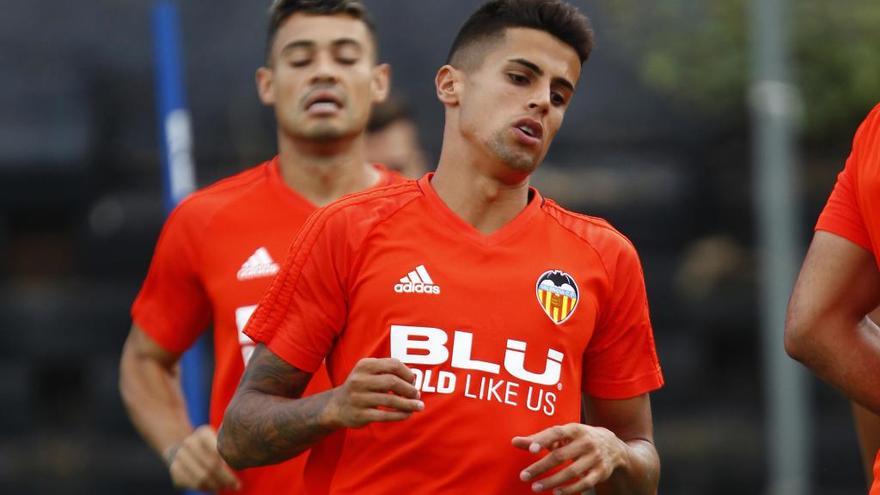 Cancelo, durante un entrenamiento del Valencia.