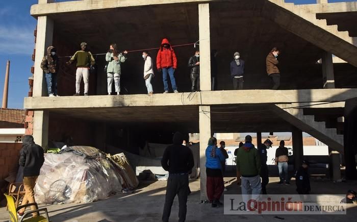 Tensión en San Pío X durante el desalojo de okupas en un edificio abandonado