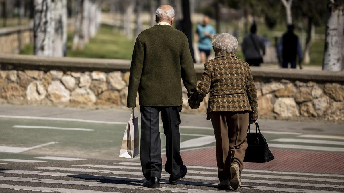 Gent gran passejant.