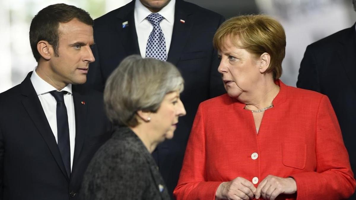 Theresa May (en el centro), con Angela Merkel y Emmanuel Macron en la cumbre de la OTAN, el 25 de mayo.