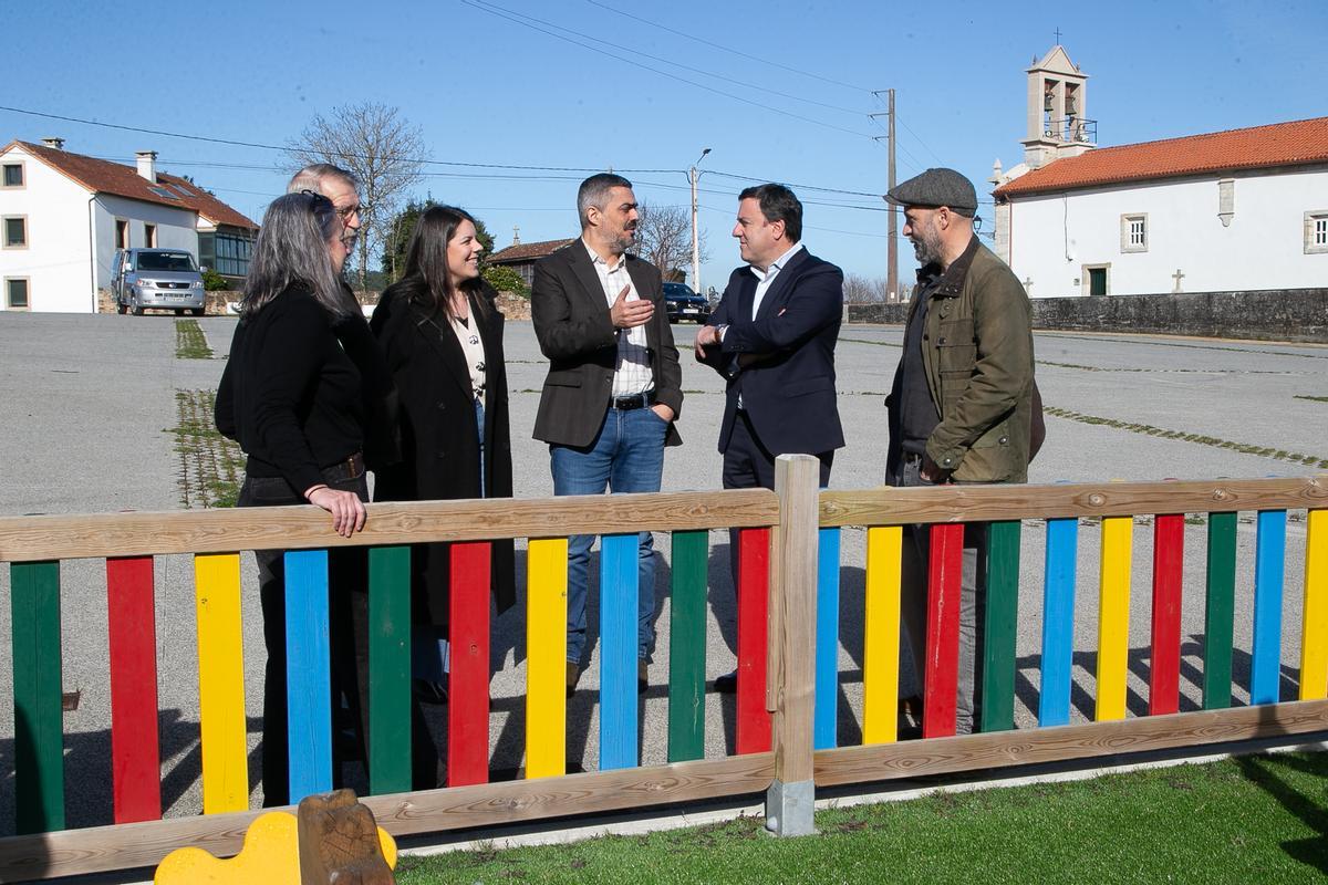 O alcalde e o presidente da Deputación, no centro, no parque infantil de Artes.