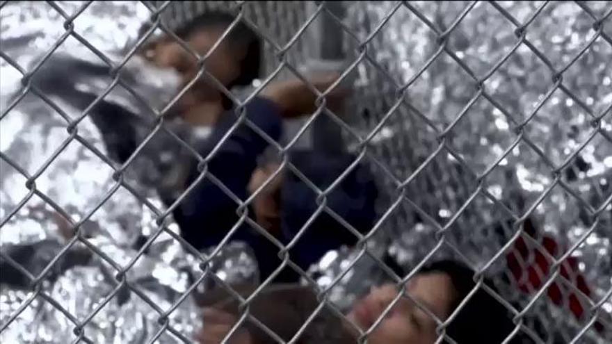 Niños en celdas de alambre, con mantas térmicas y separados de sus familiares