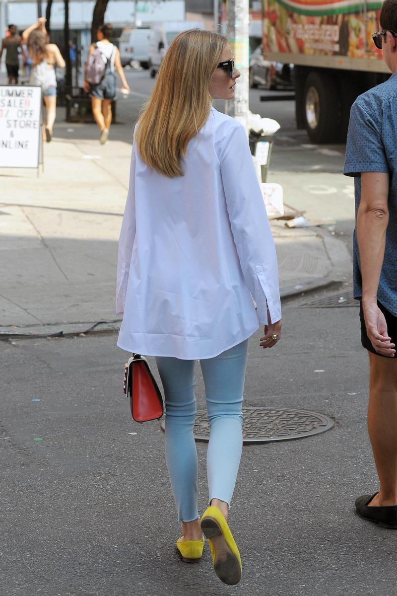 Olivia Palermo en Nueva York con camisa de Zara