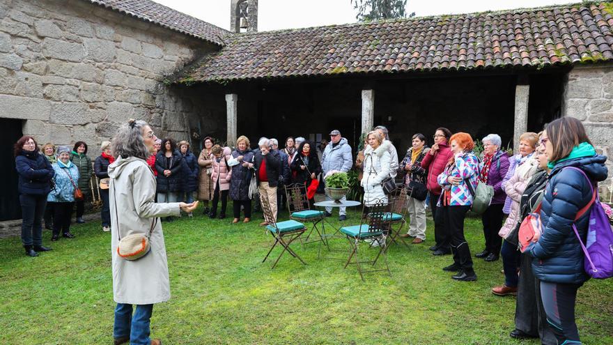 A Saleta estrena con un grupo de Lugo las visitas guiadas al jardín de camelias