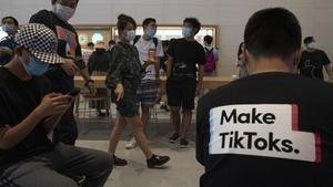 zentauroepp54393713 a visitor to an apple store wears a t shirt promoting tik to200807183029