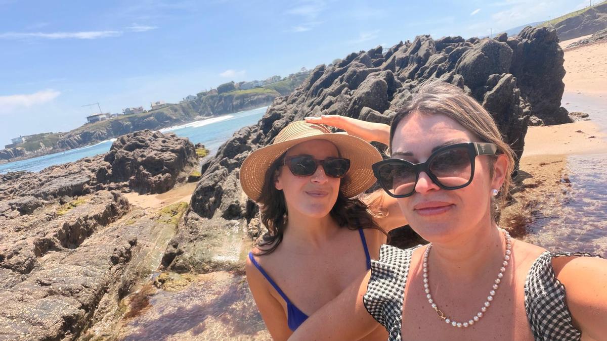 Ana García e Iris Fernández, en la playa de Tapia.