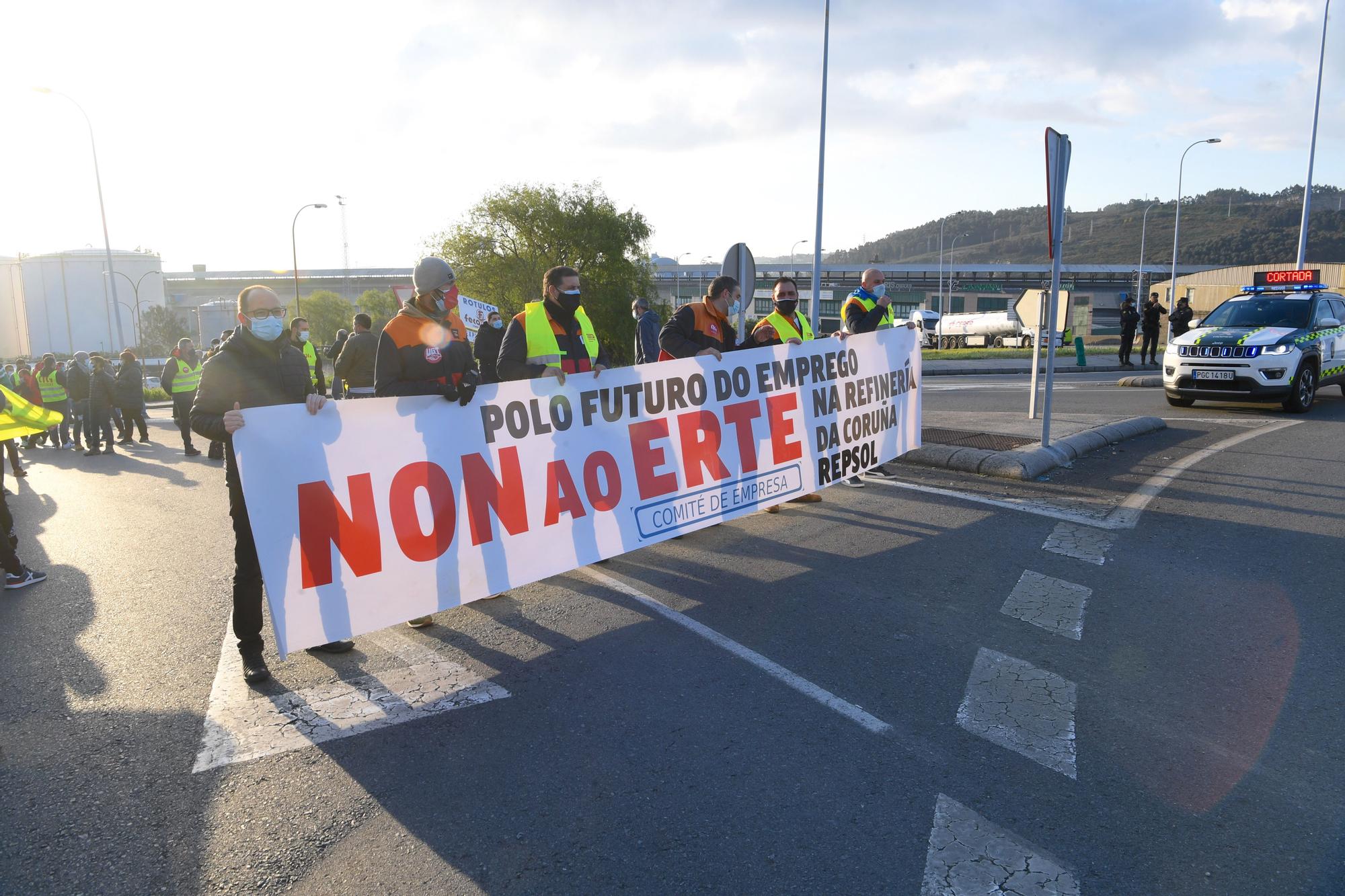 Protesta de trabajadores de la refinería por el ERTE planteado por Repsol
