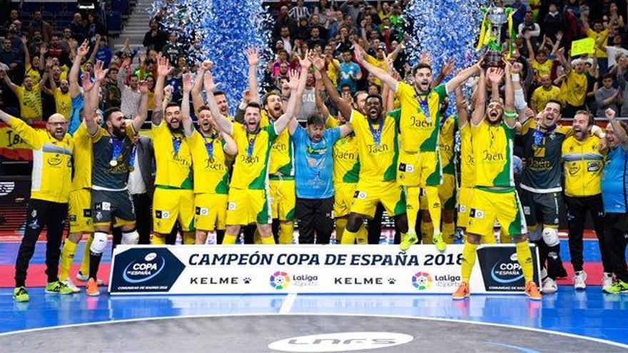 Los jugadores del Jaén, con el trofeo de campeones de la Copa de España. // @lnfs