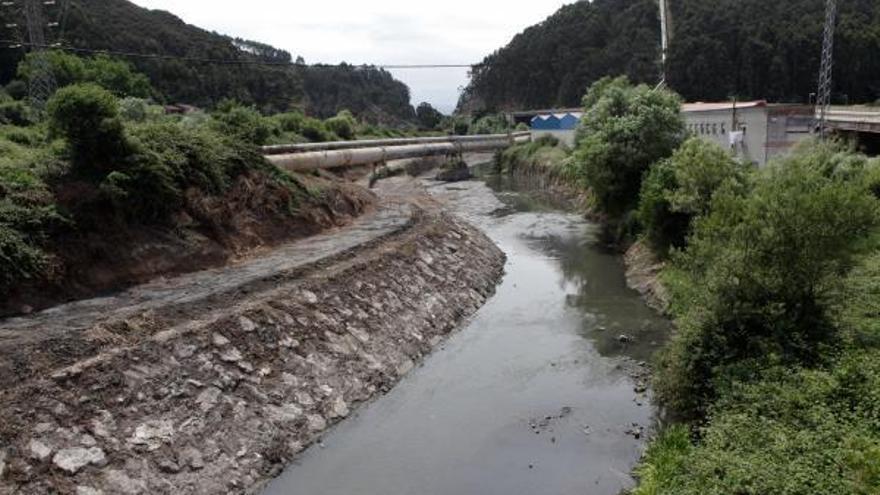 Un tramo del cauce del río Aboño.