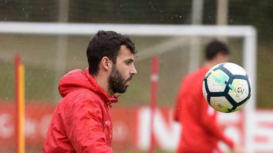 Guitián controla un balón en un entrenamiento.