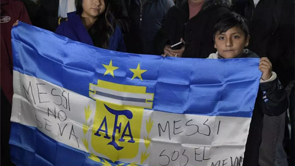 Cientos de aficionados reciben a la selección argentina y le piden a Messi que no se vaya
