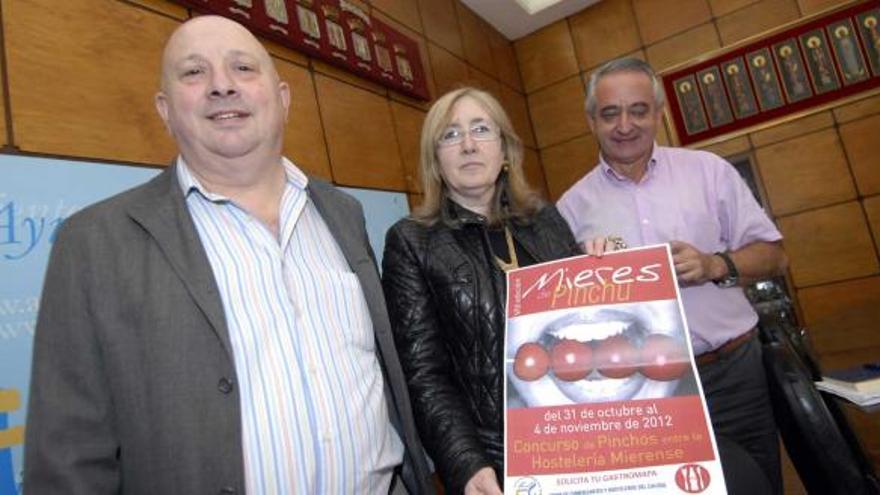 Por la izquierda, Eugenio Viña, Dolores Olavarrieta y Víctor Juez, ayer, en el Ayuntamiento de Mieres.