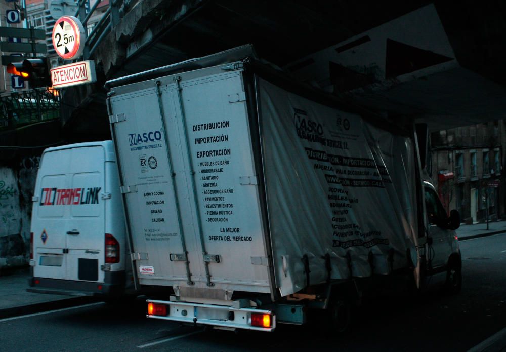 Un bus de Burgos se suma al listado de vehículos que desde hace años se quedan atrapados en el viaducto que enlaza la AP-9 con Lepanto debido a su gálibo, de solo 2,5 metros.