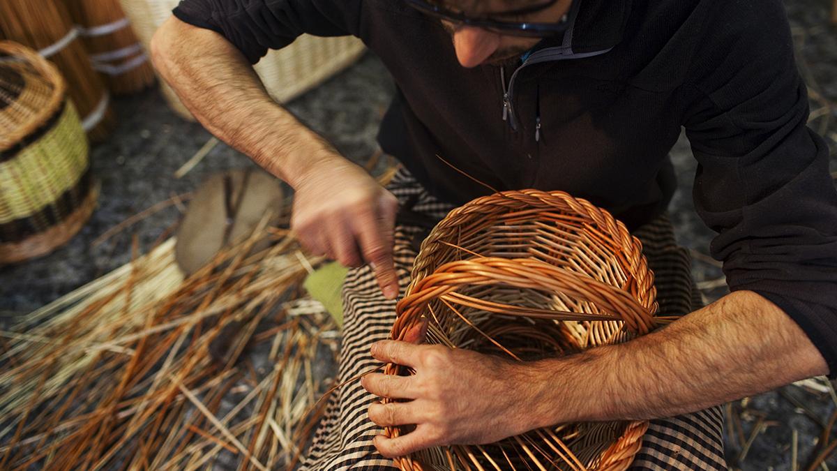 Trabajo de cestería tradicional, uno de los oficios que aún se conservan en el interior de Catalunya.