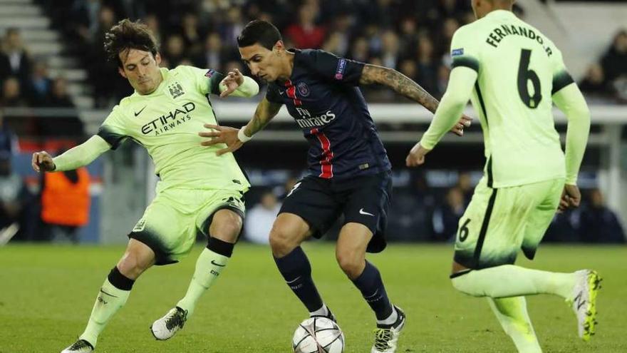 Di María trata de proteger el balón en el partido de ayer entre el PSG y el City.