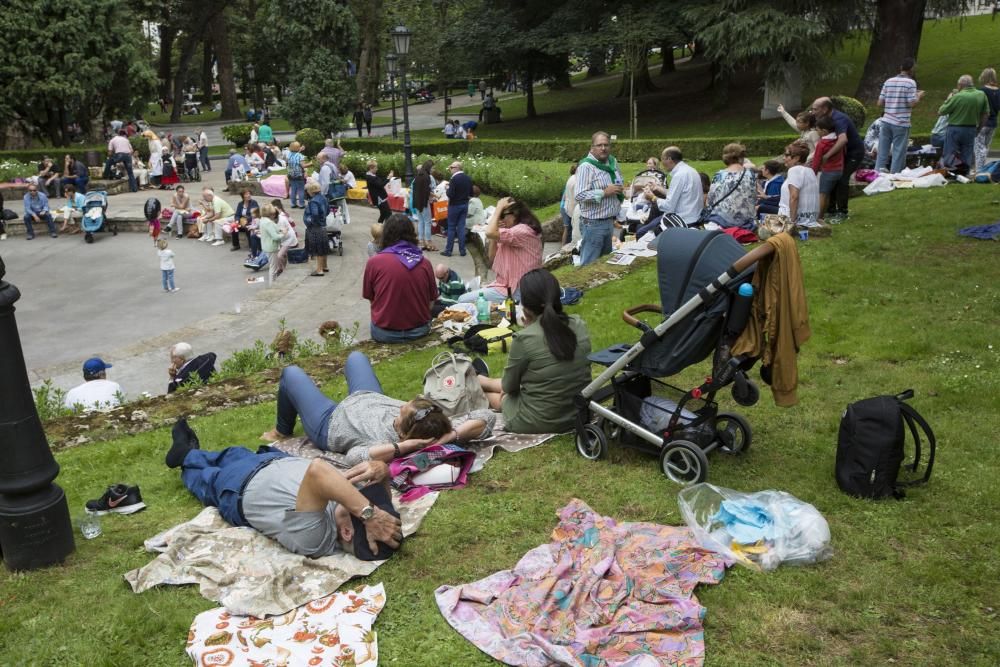 Multitudinario reparto del bollo en San Mateo