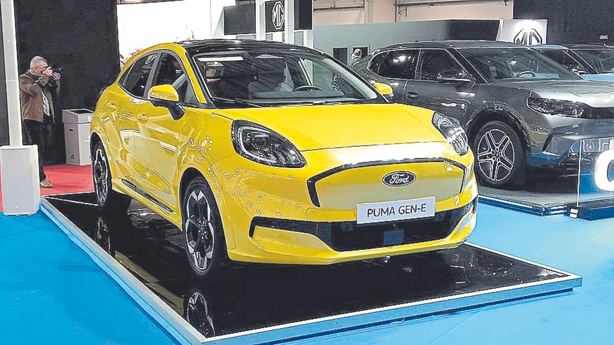 El Ford Puma Gen-E llega a finales de este mes de mayo ofreciendo una potencia de 168 CV, una autonomía de 376 kilómetros, etiqueta cero de la DGT y una imagen atractiva. Las dimensiones son las mismas salvo en la longitud que llega a 4,20 metros pero la altura sigue en 1,55 metros, la anchura en 1,80 metros y la distancia entre ejes es de 2,58 metros. Su maletero es de 574 litros. Está disponible desde 30.134 euros.