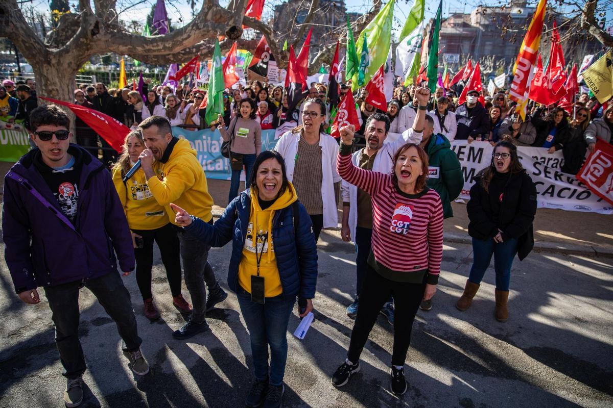 Momento de la manifestación conjunta de trabajadores de la educación y sanidad, este miércoles en Barcelona.