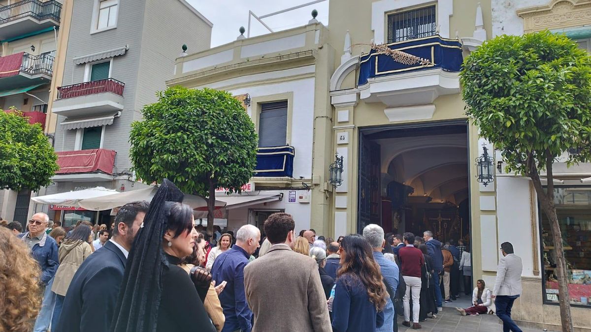 Colas en la calle San Jacinto para entrar en la capilla de la Estrella y ver a la Virgen.