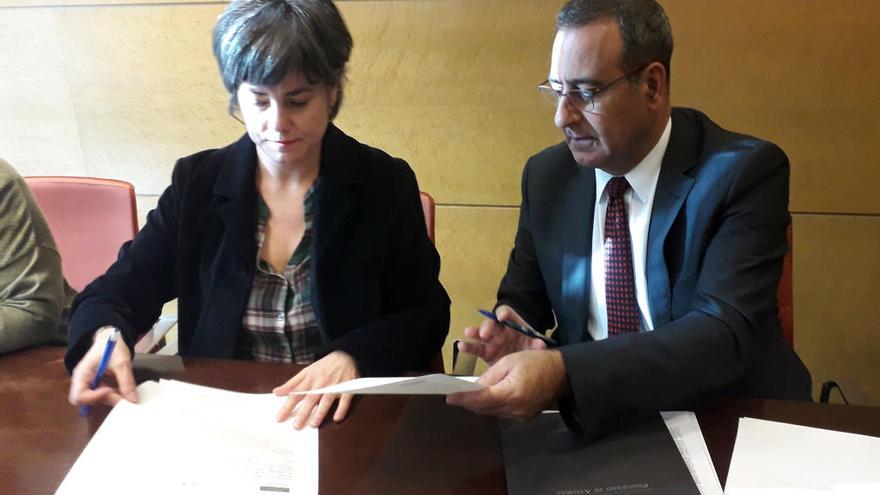 Sonia Puente y Fernando Puente durante la firma del convenio.