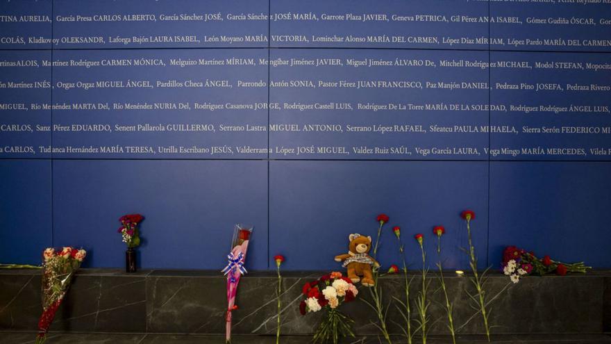Flores y peluches en Atocha, en recuerdo de las víctimas del atentado yihadista.