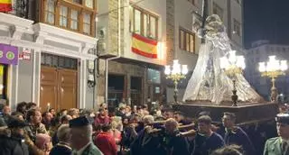 El Nazareno desafía la lluvia y llena el centro de Luarca de devoción