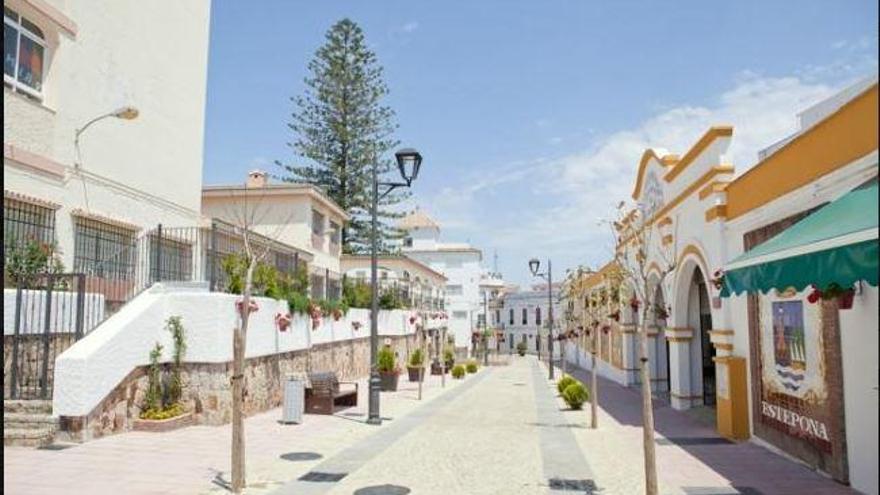 Imagen de la remodelada calle de la Villa de Estepona con el antiguo mercado de abastos a la derecha.