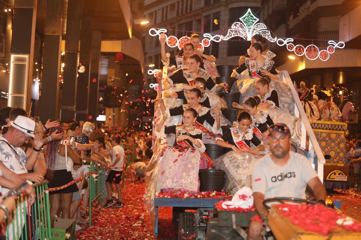 La siempre simpática y divertida batala de flores de las Fiestas de Elche