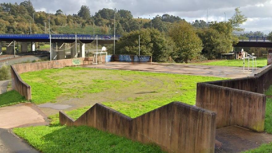 Cazan a tres `Fitipaldis´ haciendo trompos en el parque infantil de Angrois