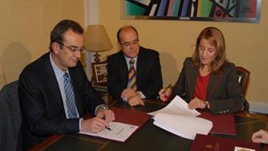 El Ayuntamiento de Cáceres y Acciona firman el contrato de gestión del agua