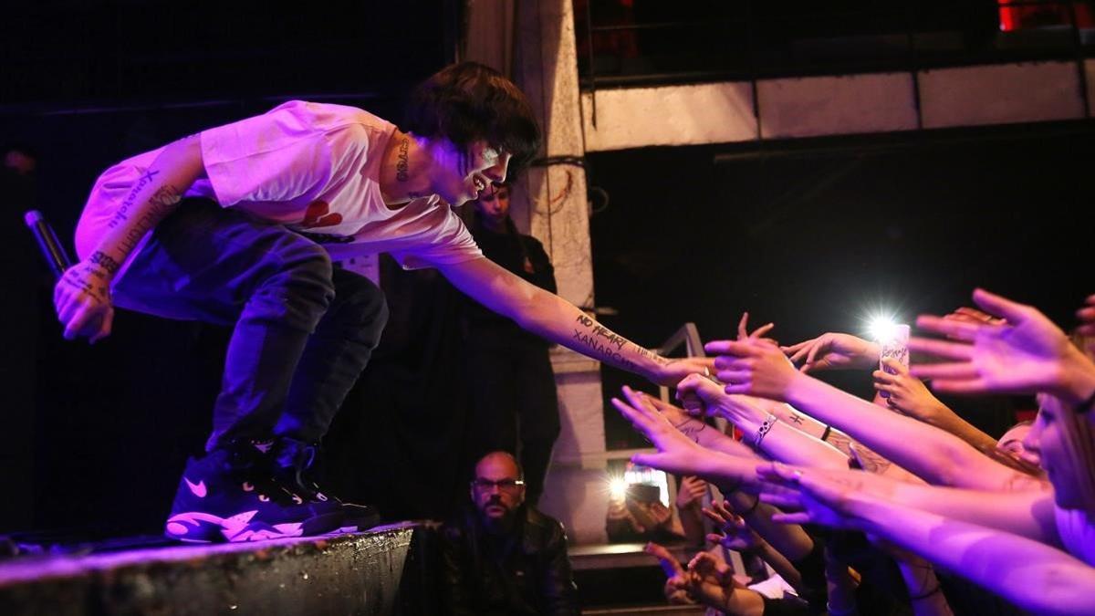 Lil Xan saluda a sus fans en el concierto en Razzmatazz