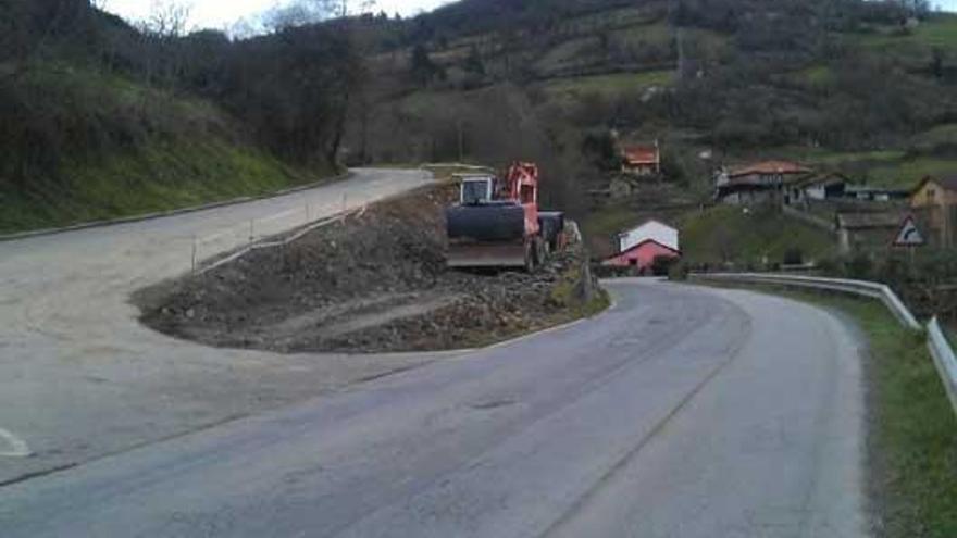 Una máquina trabajando en el entorno del cruce de Serrapio.