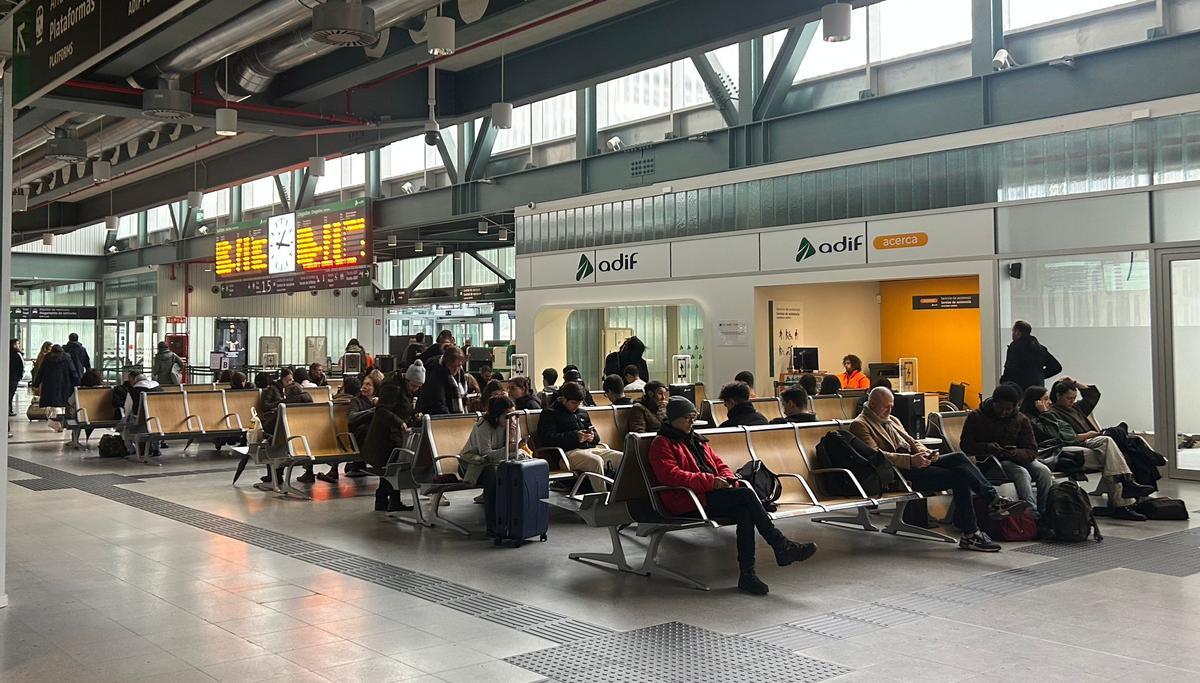Pasajeros esperando este jueves en la terminal de Santiago a que se restablezca el servicio de tren con Vigo