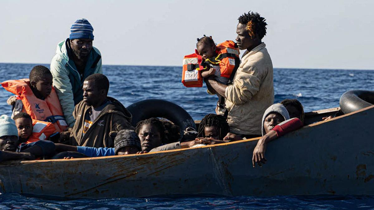 Migrantes a bordo del barco de rescate Rise Above frente a la costa de Sicilia, en el sur de Italia