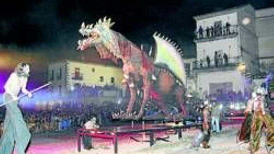 Teatrapo fabrica el dragón de San Jorge que arderá el 28 de abril