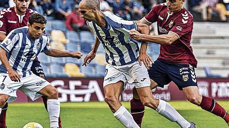 Iturraspe forcejea con un jugador del Pontevedra, el pasado domingo.
