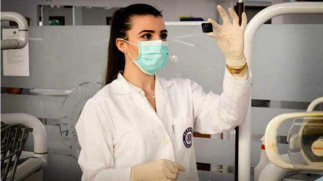 Una investigadora en un laboratorio