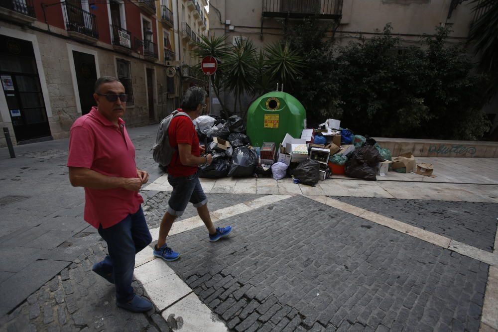 La basura vuelve a acumularse tras la segunda noche de huelga