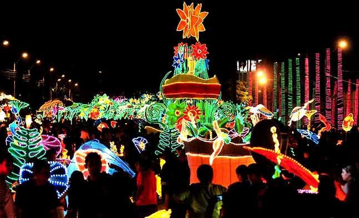 Unes 3.600 figures formen la il·luminació nadalenca de Cali (Colòmbia). La mostra d’aquest any, anomenada Naturalesa Màgica, està formada per quatre milions de bombetes.