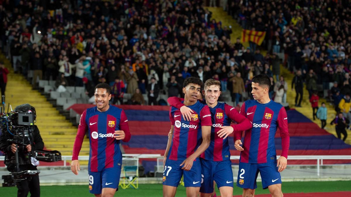 Vitor Roque, Lamine Yamal, Fermín y Lewandowski acaban de celebrar el gol decisivo.